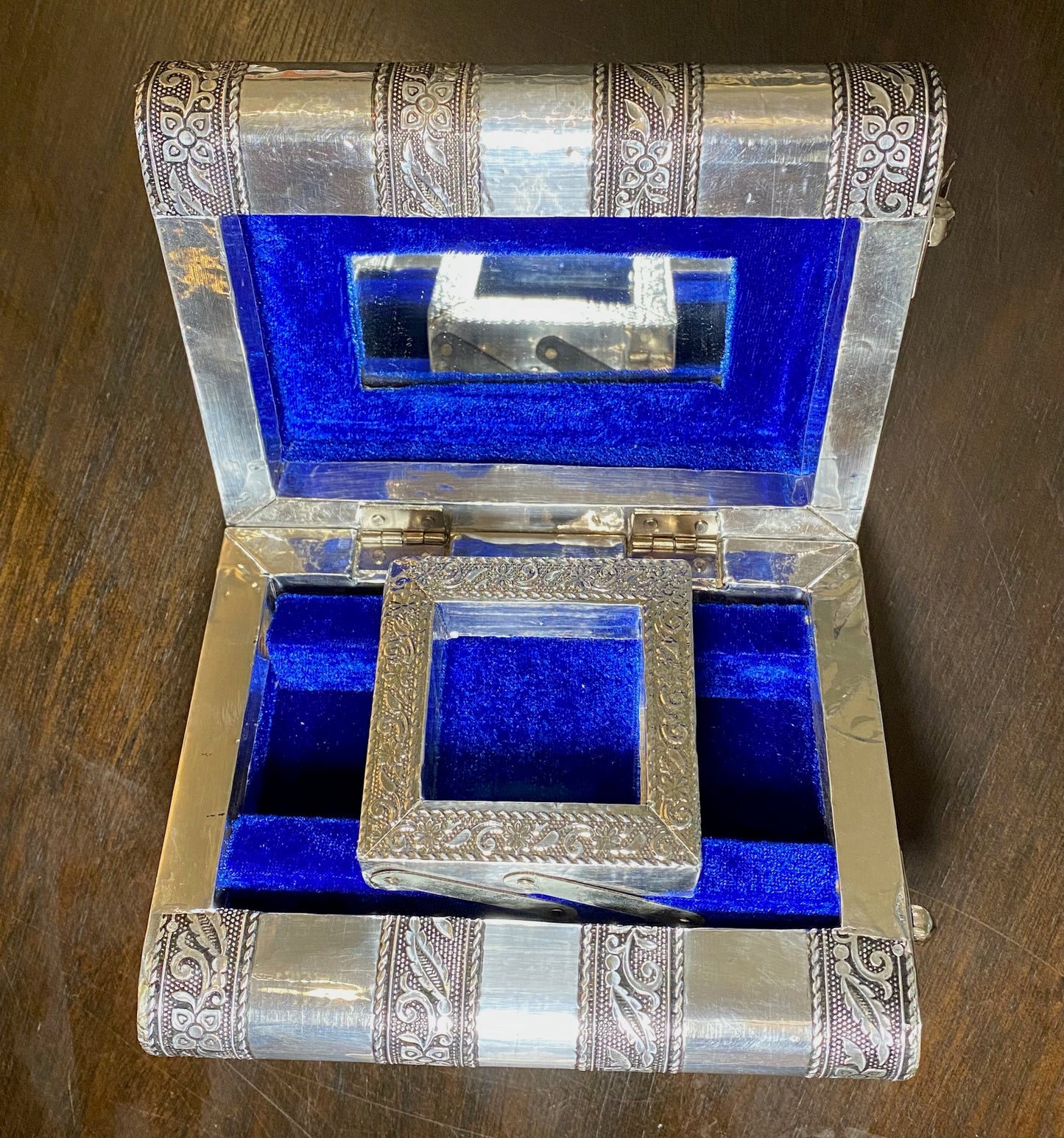 Taj Mahal Embossed Metal Jewelry Box - Tortuna